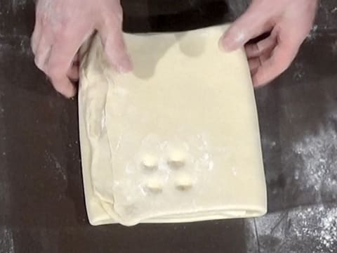 La pâte est marquée de quatre creux