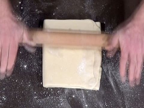 La pâte est abaissée sur la longueur, avec le rouleau à pâtisserie