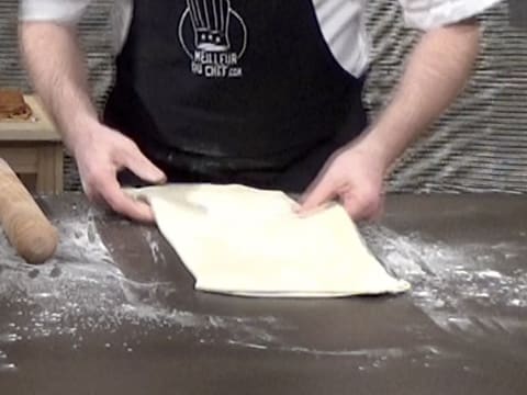 La pâte feuilletée est abaissée en un rectangle