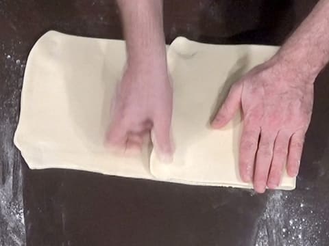 Un côté de la pâte est rabattu vers le centre