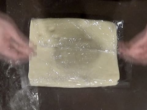 La pâte feuilletée est enveloppée de papier film