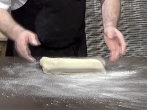 La pâte feuilletée est placée sur le plan de travail fariné