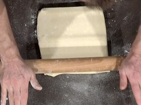 La pâte feuilletée est abaissée en un carré