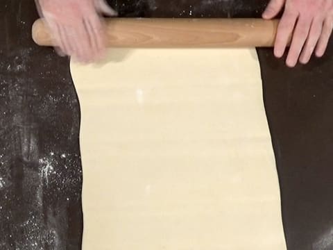 La pâte est abaissée en un rectangle, avec le rouleau à pâtisserie
