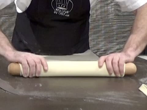 La pâte feuilletée est enroulée autour du rouleau à pâtisserie