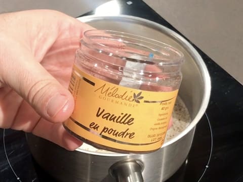 Gros plan du pot de vanille en poudre utilisé