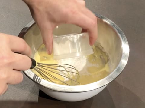 Ajout de la poudre à crème sur la préparation blanchie