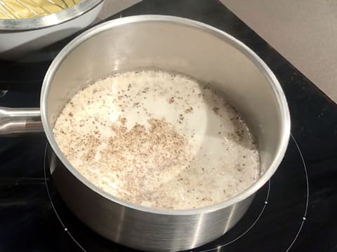 Le lait commence à bouillir dans la casserole