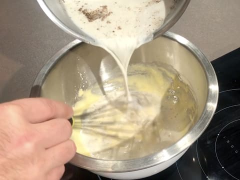 Le lait chaud est versé sur la préparation blanchie