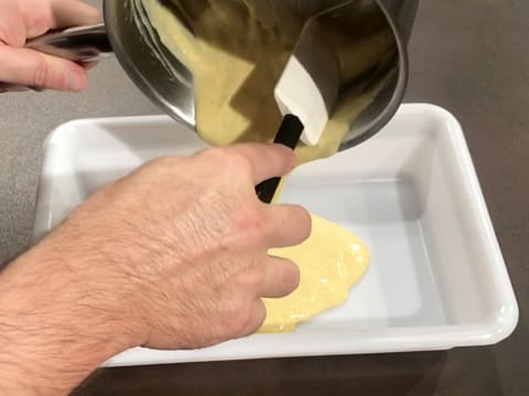 La crème pâtissière obtenue est débarrassée dans un bac alimentaire
