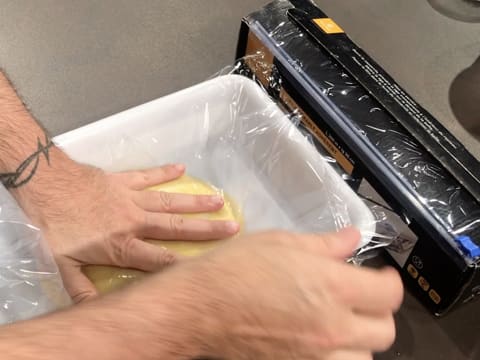 La crème pâtissière est filmée au contact avec une feuille de papier film