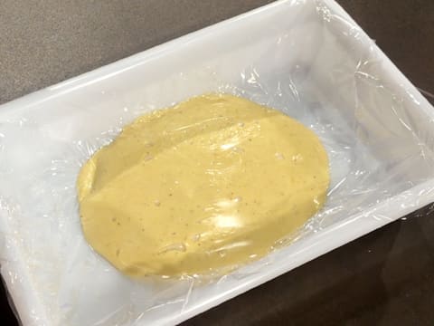 Obtention de la crème pâtissière dans le bac alimentaire, et filmée au contact