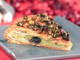 Galette des rois &agrave; la pistache et cerises amarena