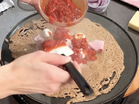 Ajout de tomate concassée sur la galette