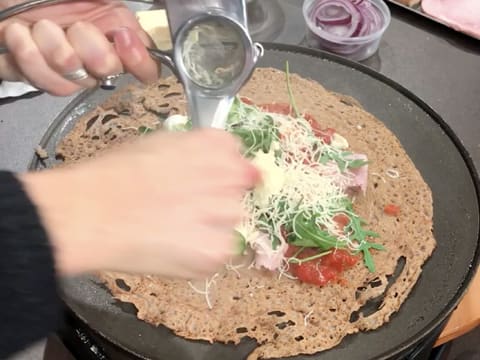 Ajout de l'emmental râpé sur la galette