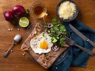 Galette de sarrasin farcie et son œuf à cheval