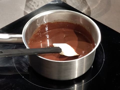 Obtention d'une préparation chocolatée lisse et homogène dans la casserole qui est placée sur la plaque de cuisson