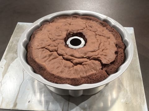 Obtention du gâteau au chocolat cuit dans le moule cannelé à gâteau posé sur la plaque à pâtisserie