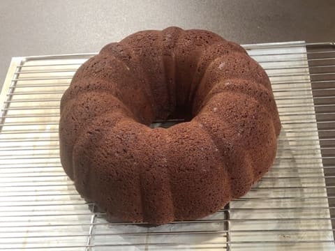 Obtention du gâteau au chocolat démoulé sur la grille à pâtisserie