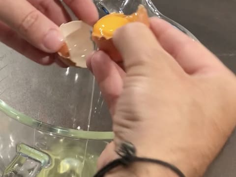 Le blanc d'un jaune d'œuf est versé dans une cuve