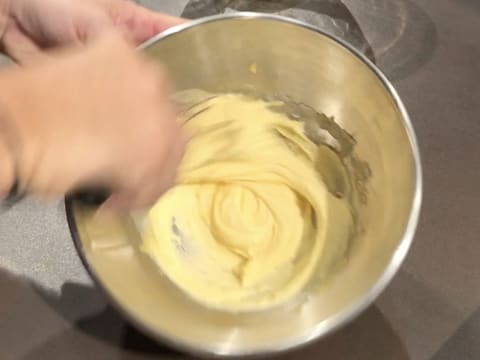 Obtention des jaunes d'œufs et du sucre blanchis au fouet dans le cul de poule