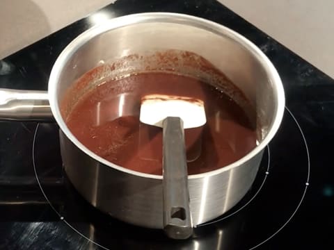 Les chocolats au lait et noir sont fondus avec le beurre dans une casserole