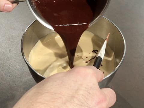 La préparation chocolatée est versée sur le mélange d'oeufs, sucre et caramel blanchi