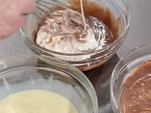 Ajout de la crème sur la ganache au chocolat