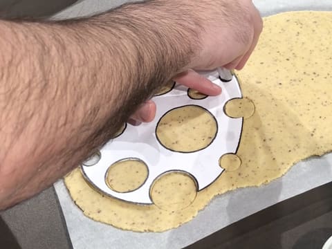 Découpe de la pâte autour du gabarit