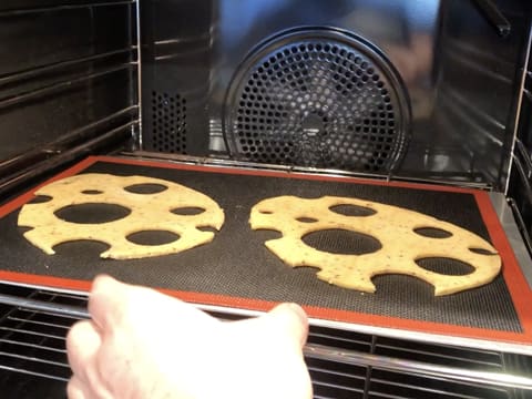 Cuisson au four des oeufs troués en pâte sablée