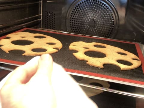 Cuisson au four des oeufs troués en pâte sablée