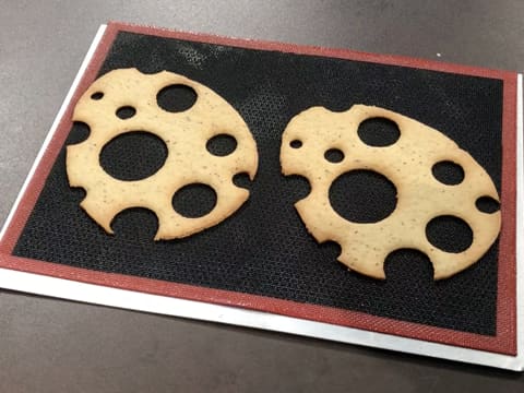 Biscuits en forme d'oeufs troués