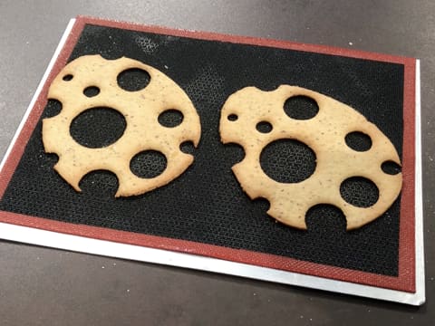 Biscuits en forme d'oeufs troués