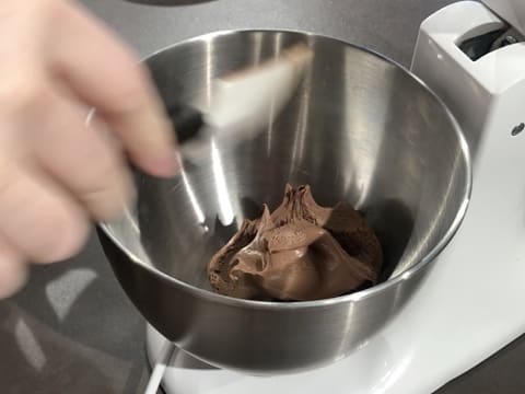 Ajout de la ganache au chocolat dans la cuve du batteur