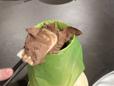 Remplissage d'une poche à douille de ganache montée au chocolat