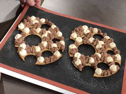 Ganaches montées sur les deux biscuits