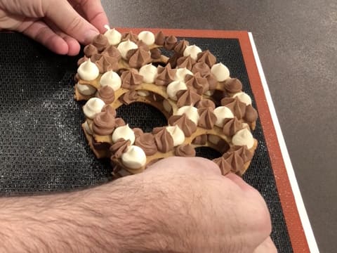 Superposition des deux biscuits garnis de ganaches montées