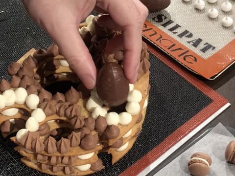 Dépose d'un oeuf en chocolat sur l'entremets