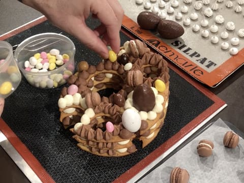 Dépose d'un oeuf au sucre sur le gâteau