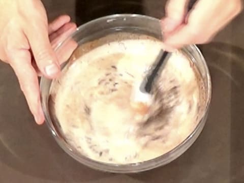 Mélange de la crème et de la préparation chocolatée dans le saladier avec la spatule maryse