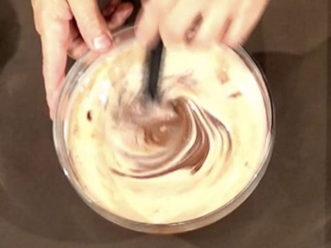 Mélange de la crème et de la préparation chocolatée dans le saladier avec la spatule maryse