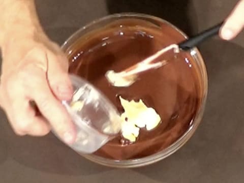 Le beurre pommade est ajouté dans la préparation chocolatée