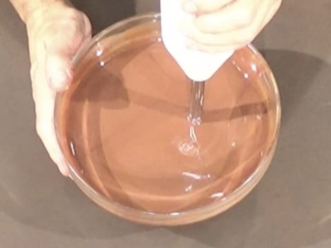 La préparation chocolatée est mixée à l'aide d'un mixeur plongeant dans le saladier