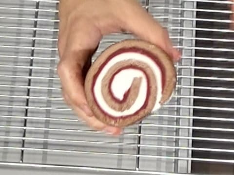 Vision de l'intérieur du gâteau roulé qui forme une spirale