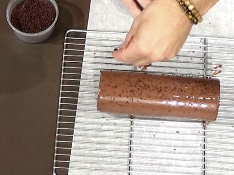 Le gâteau forêt noire est saupoudré de perles de chocolat