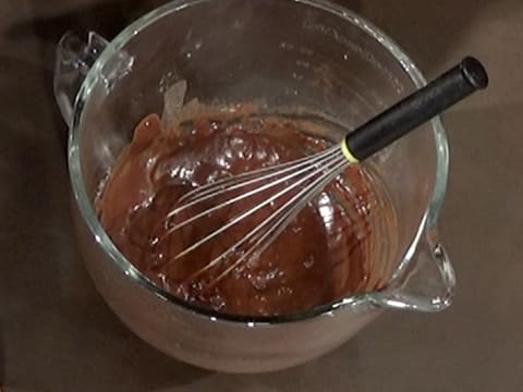 Obtention de la pâte chocolatée, appelée panade, dans la cuve du batteur
