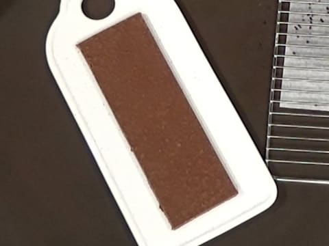 Un rectangle de croustillant chocolat est placé sur le plat de service