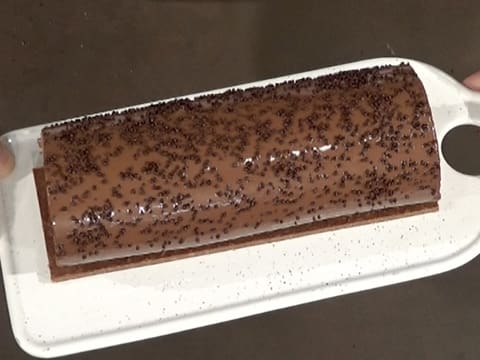 Obtention de la bûche au chocolat sur la semelle croustillant chocolat sur le plat de service