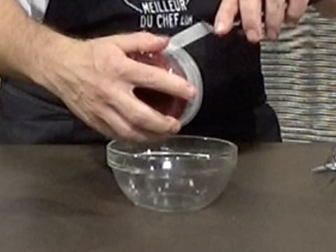 La compote de griotte est versée dans un saladier