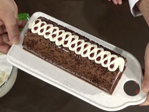 Obtention du gâteau forêt noire décoré de Chantilly vanille et de gouttes de compote de griotte